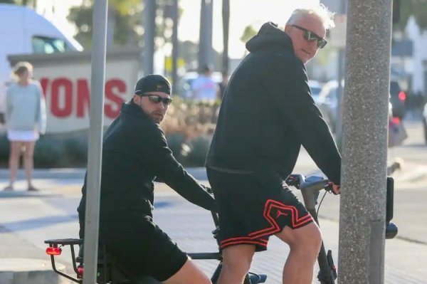 南京配资炒股 都能骑车了？《纽约邮报》独家发布东契奇现身洛杉矶街头照片